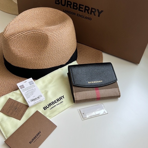 Burberry Leather Wallet - Picture 15 of 16